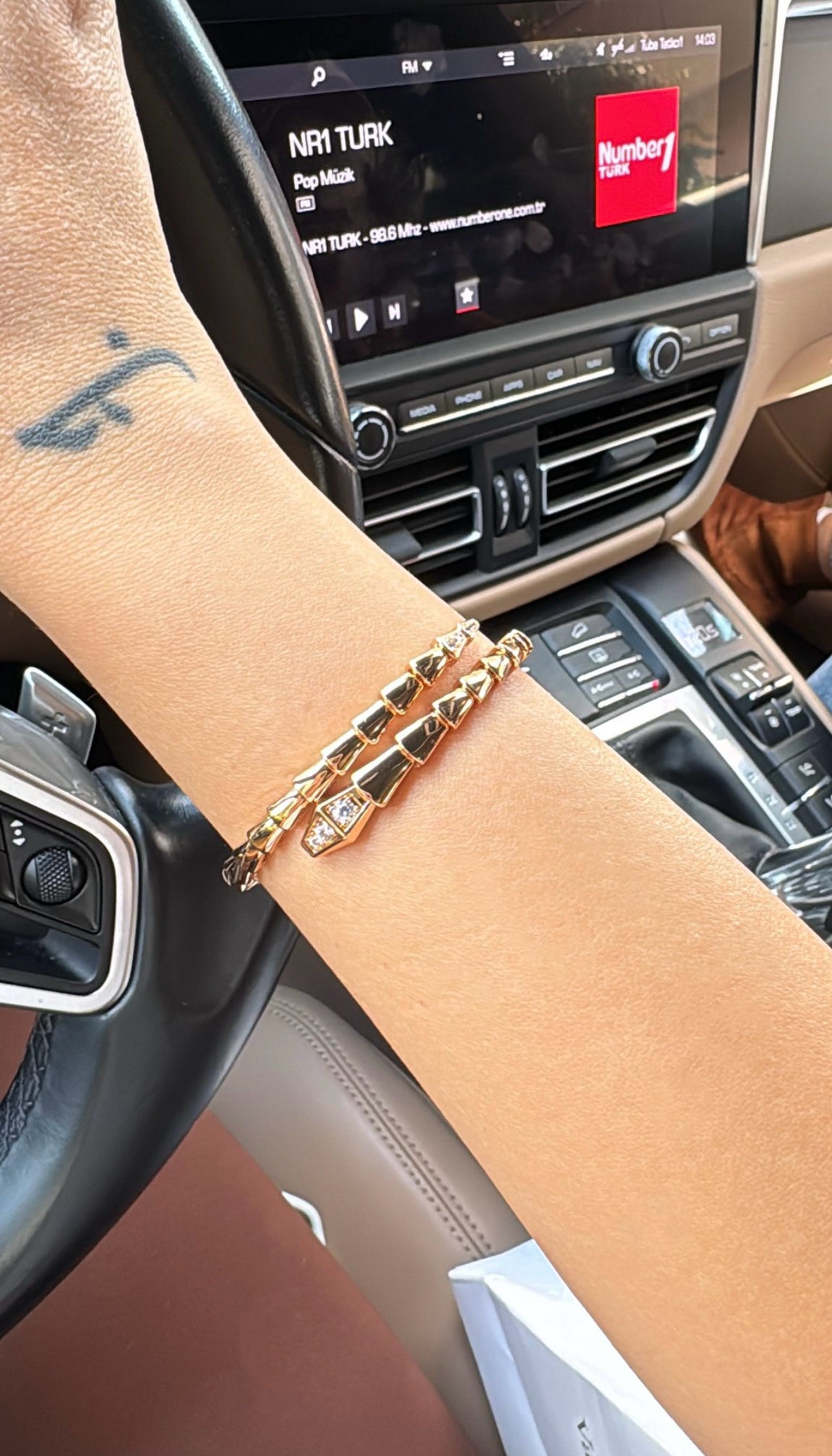 A+A Bvlg  ithal taşlı baş uclu bileklik